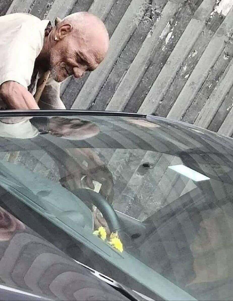Shivarjkumar Giving Money to Old man